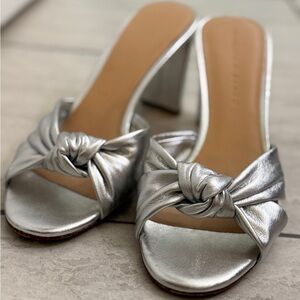 Veronica Beard "Ganita" knotted silver metallic leather sandals - size 8.5 - EUC